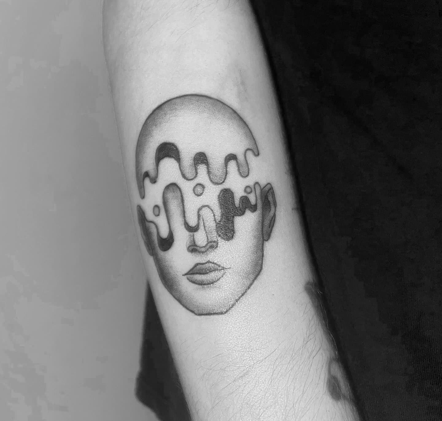 Tatuaje de rostro con estilo Black and Grey en el brazo