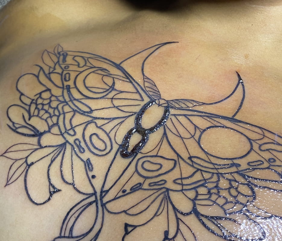 Ejemplo de plasma y tinta normal en tatuaje nuevo durante las primeras 48 horas