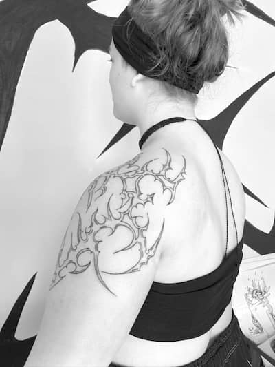 Tatuaje neotribal en el hombro