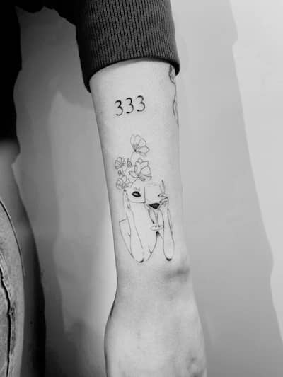 Tatuaje de mujer con copa de vino en línea fina